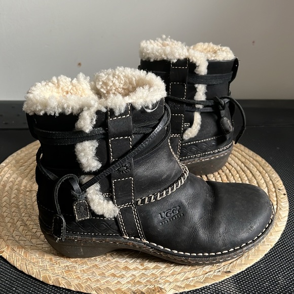 Ugg Kids Youth Leather Shearling Inside Boots Size 5 - Picture 9 of 10